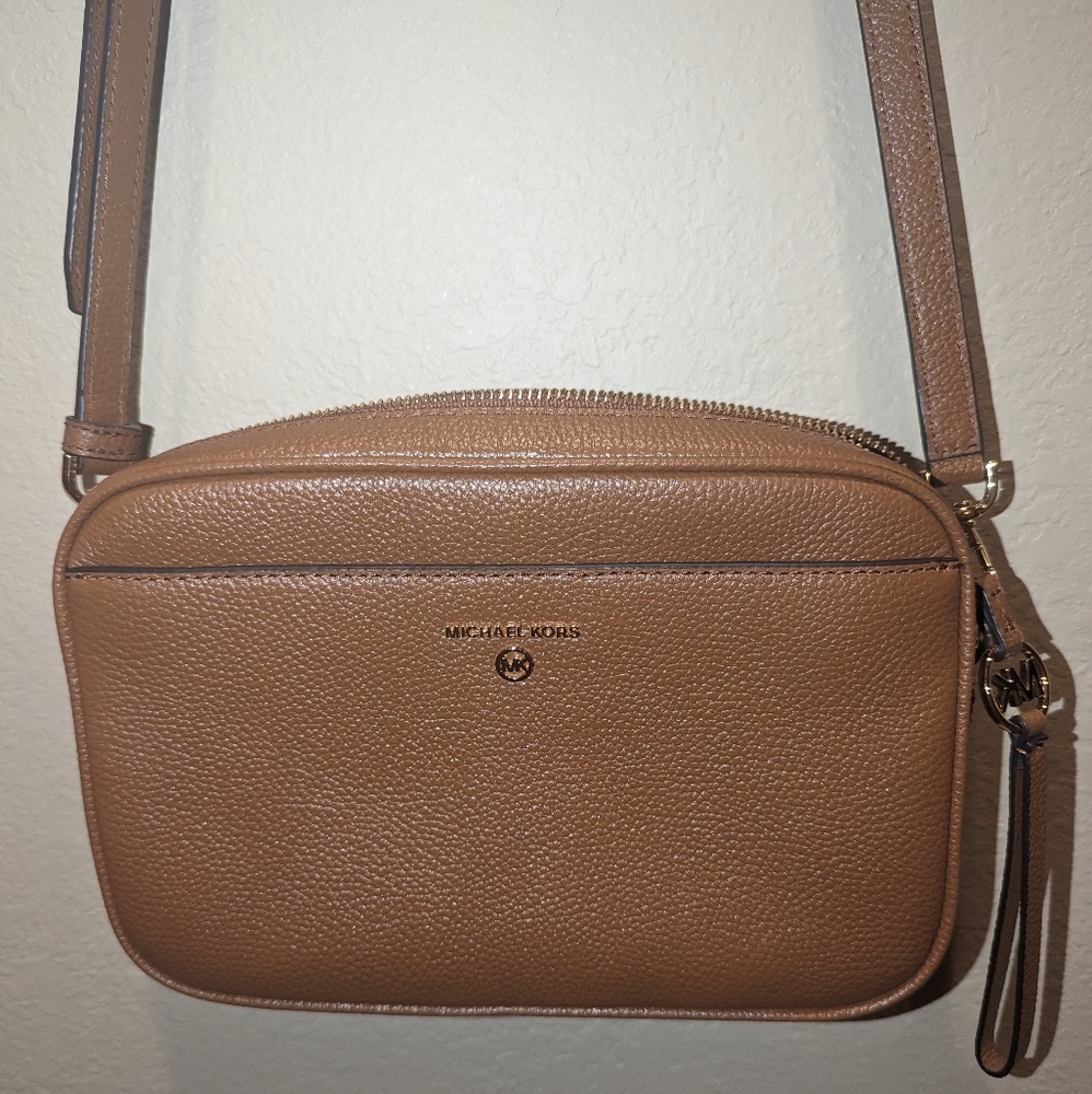 Michael Kors Jet Set Charm East West Leather Camera Crossbody Luggage gold
